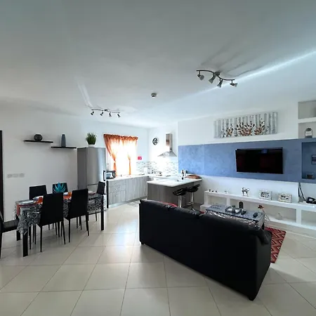 Modern Spacious 2bd Penthouse With 2 Terraces - Close To Airport Apartment