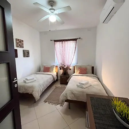 Apartment Modern Spacious 2bd Penthouse With 2 Terraces - Close To Airport