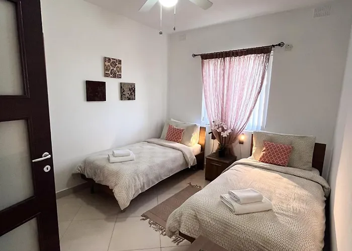 Modern Spacious 2bd Penthouse With 2 Terraces - Close To Airport Lejlighed