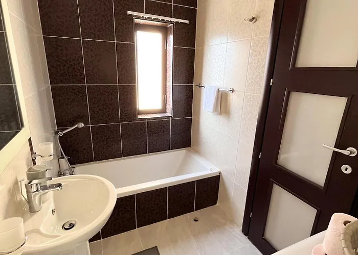 Modern Spacious 2bd Penthouse With 2 Terraces - Close To Airport Lejlighed