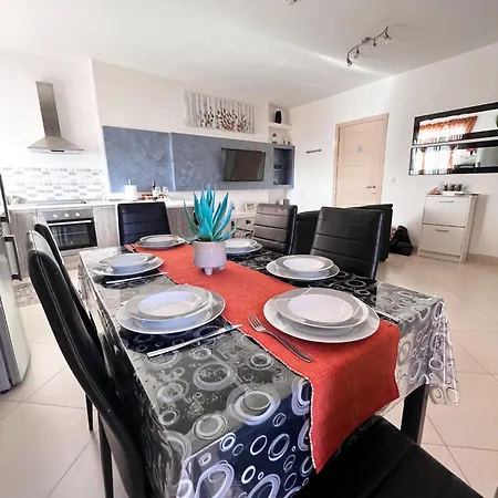 Modern Spacious 2bd Penthouse With 2 Terraces - Close To Airport